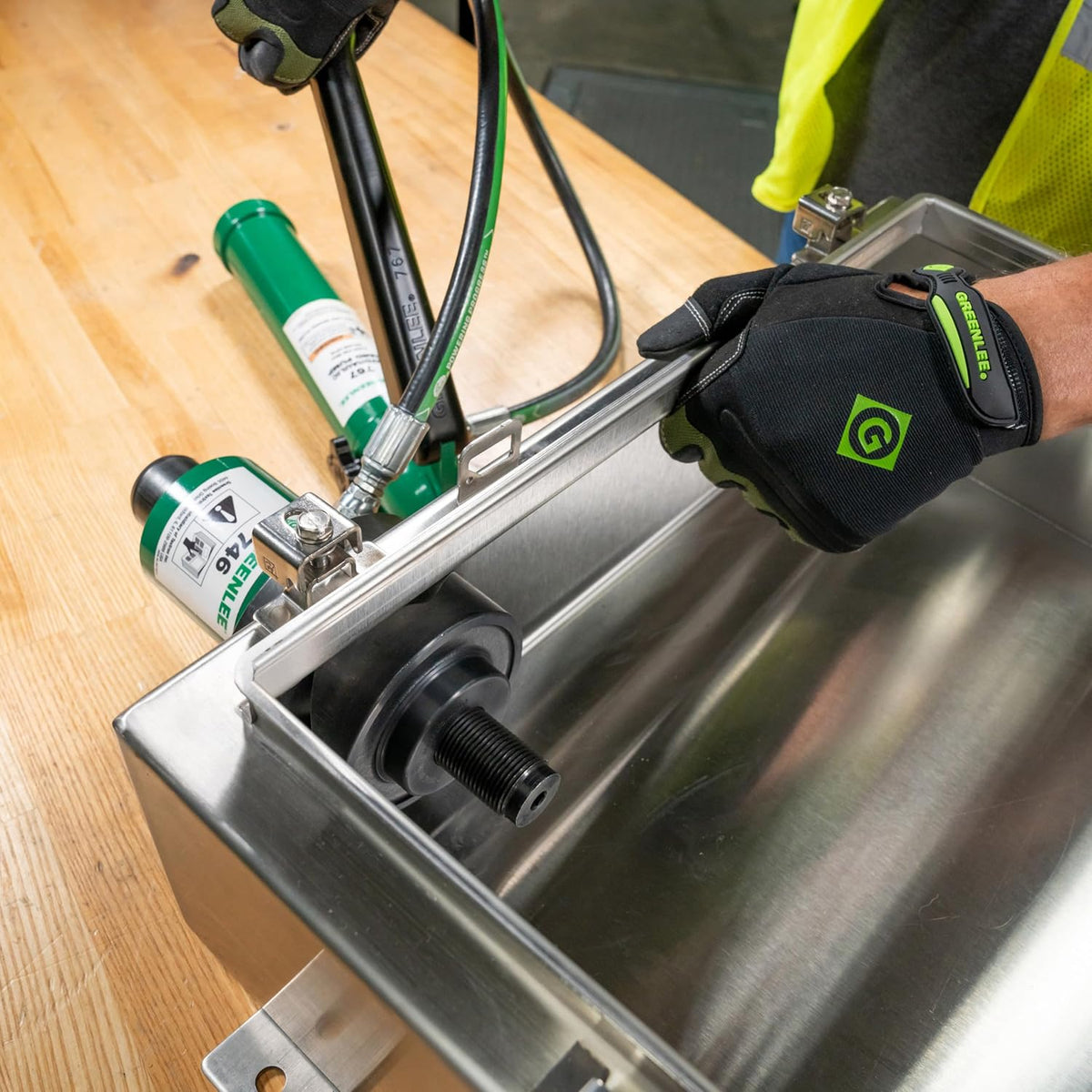 Greenlee 7310SB 11-Ton Hydraulic Knockout Punch Kit with Hand Pump, Ram, 1/2' to 4' Slug-Buster Punches, Dies, and Hydraulic Draw Studs, Electrical Conduit Hole Cutter Kit